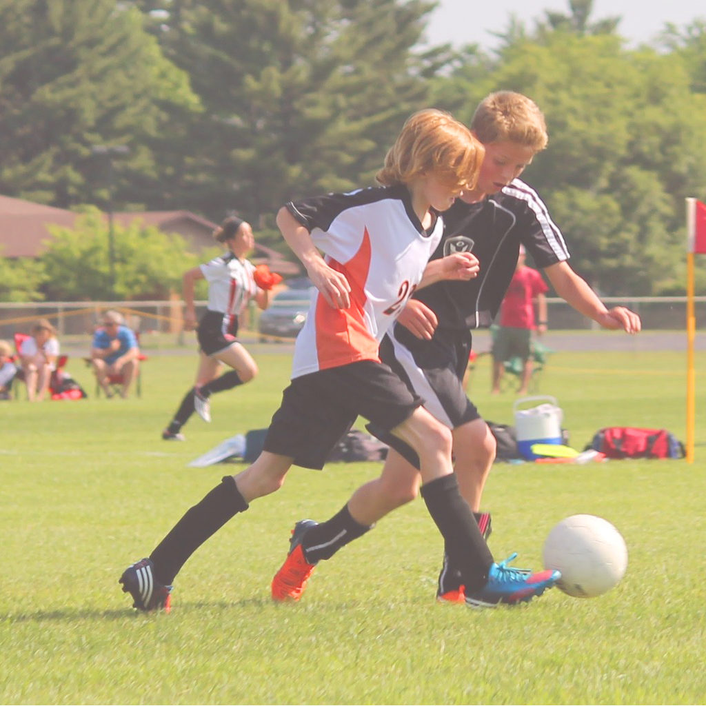 bambini che giocano a calcio